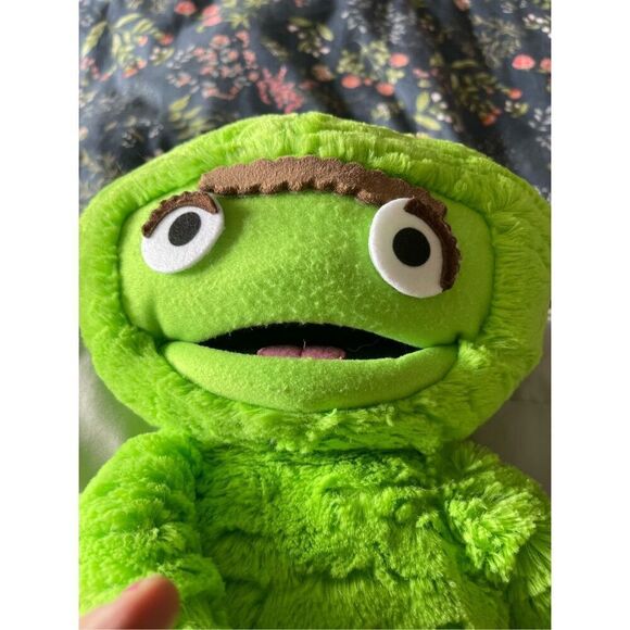 Fao Schwarz Toy's Green Sesame Street Hasbro Oscar the Grouch Action Figure 16” - Picture 10 of 10